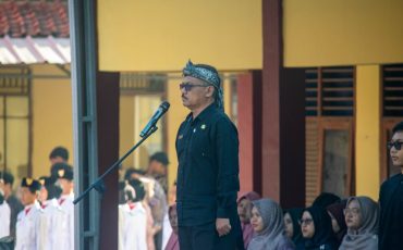 Sambutan-Kepala-Sekolah-Upacara-Peringatan-Hari-Pendidikan-Nasional-SMKN-1-Padaherang