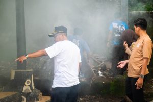 Kepala Sekolah Memimpin Kegiatan Kebersihan Sekolah Panca Waluya