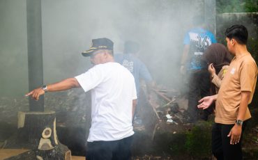 Kepala Sekolah Memimpin Kegiatan Kebersihan Sekolah Panca Waluya